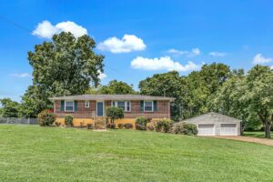 Nashville homes for sale with a sunken living room, Nashville homes for sale with a fireplace under $150,000, Nashville homes for sale with a large deck, Nashville homes for sale with a bonus room under $200,000,