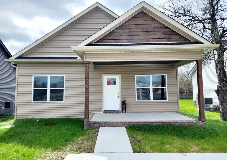 596 Main St, Burns, TN 37029