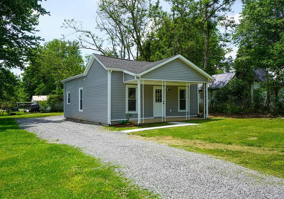 402 College St, Portland, TN 37148